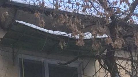 Кто ремонтирует козырьки над балконом